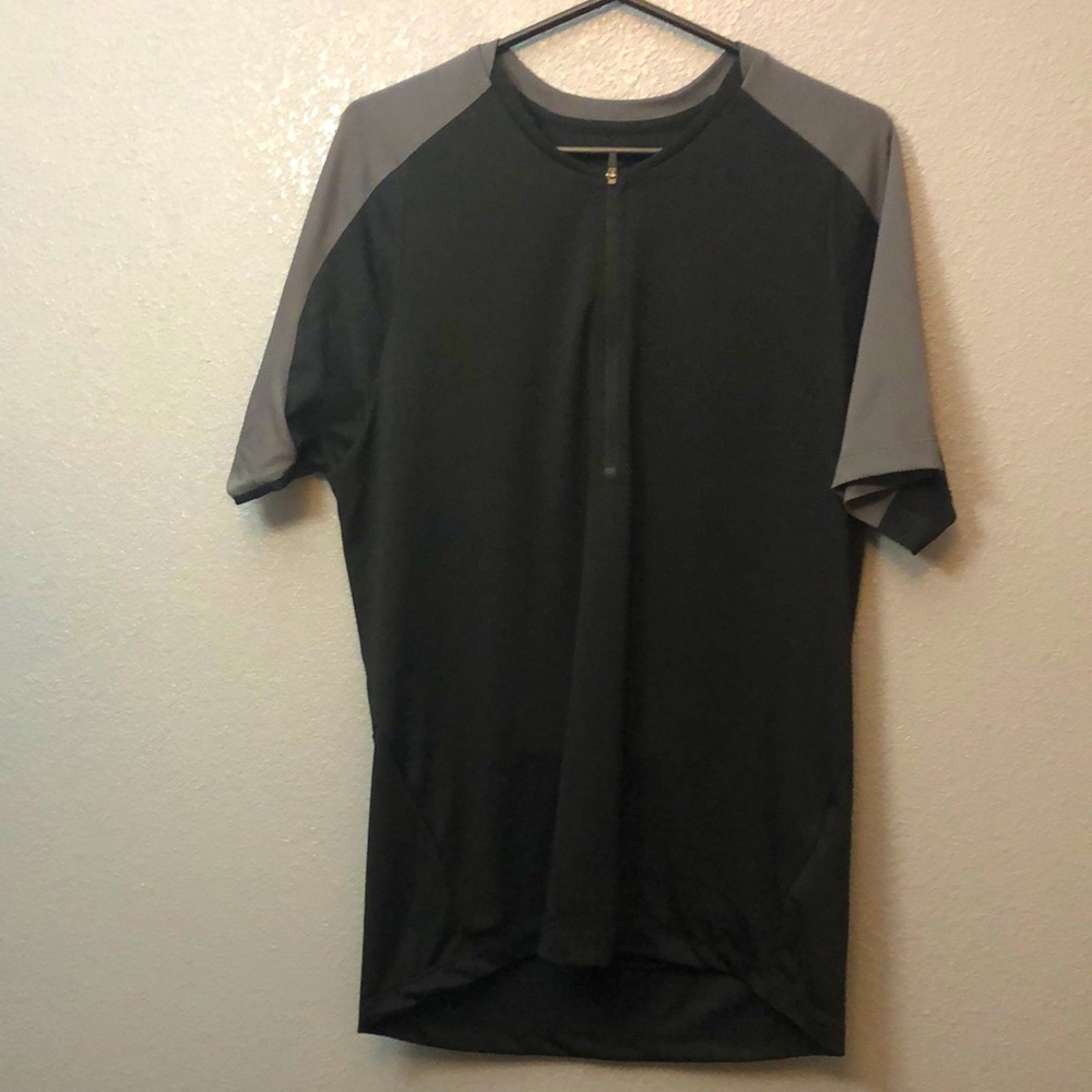 Men’s Pearl Izumi bicycle jersey.